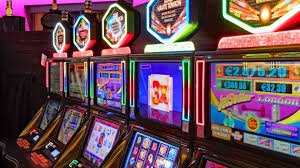 Studio live casino dengan dealer profesional dan meja taruhan bersinar dengan lampu latar